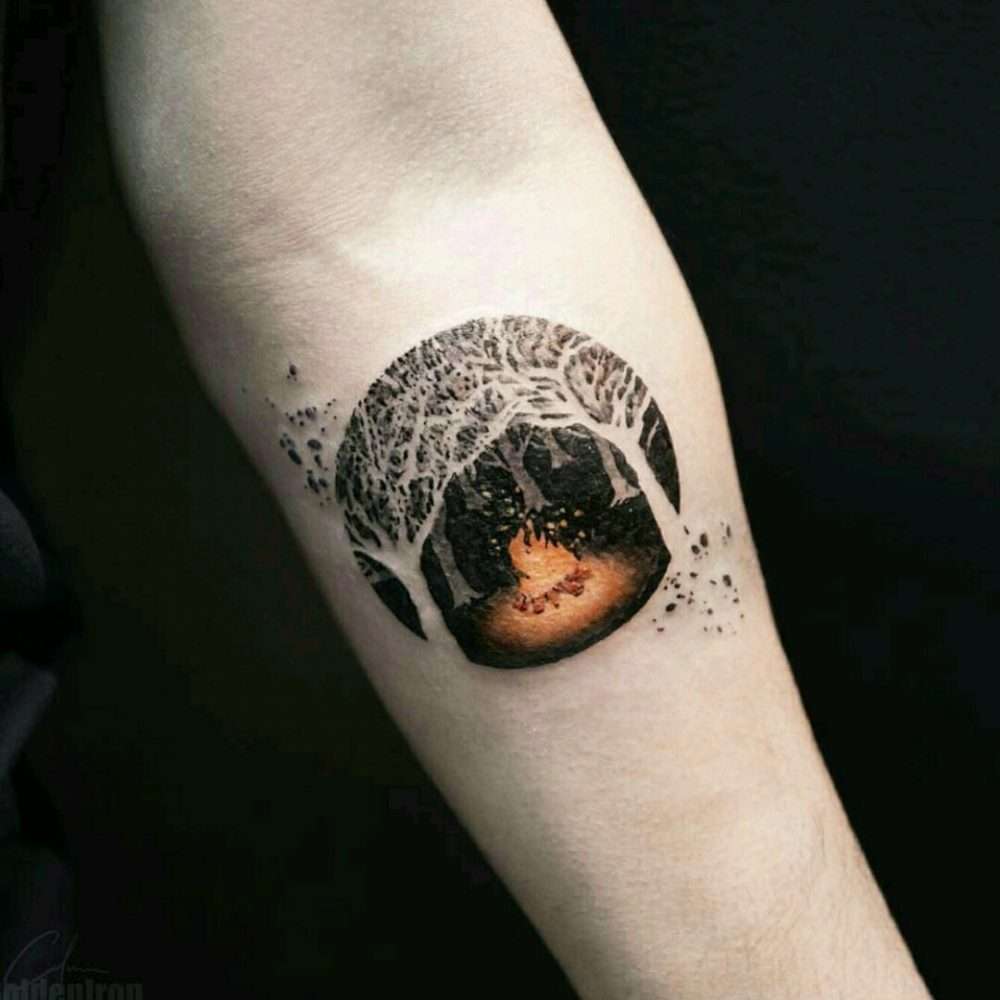 Tatuaje de bosque en círculo