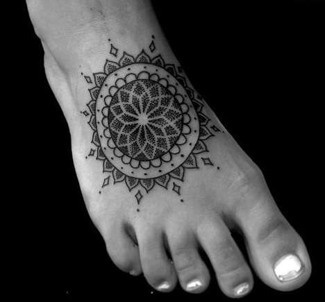 Tatuaje de mandala en el pie