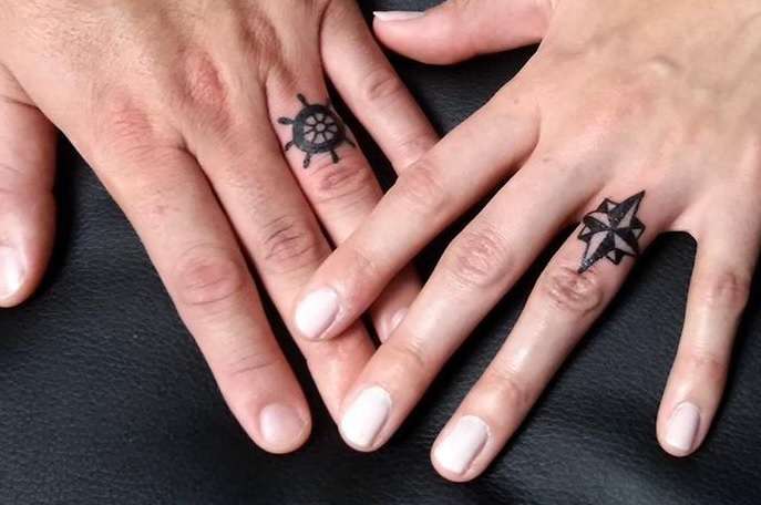 Tatuajes en los dedos: timón y rosa de los vientos