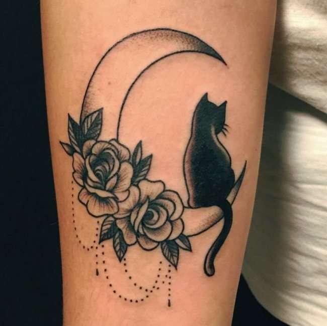 Tatuaje de gato, luna y rosas