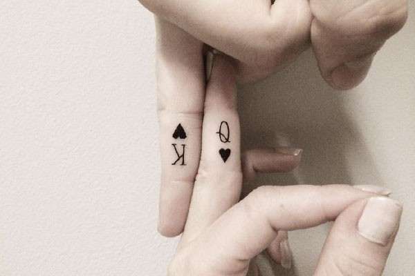 Tatuajes en los dedos: K y Q de corazones