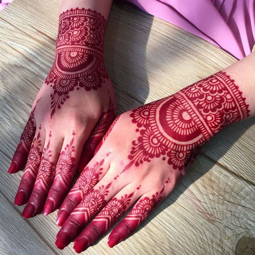 Tatuaje de henna rojo