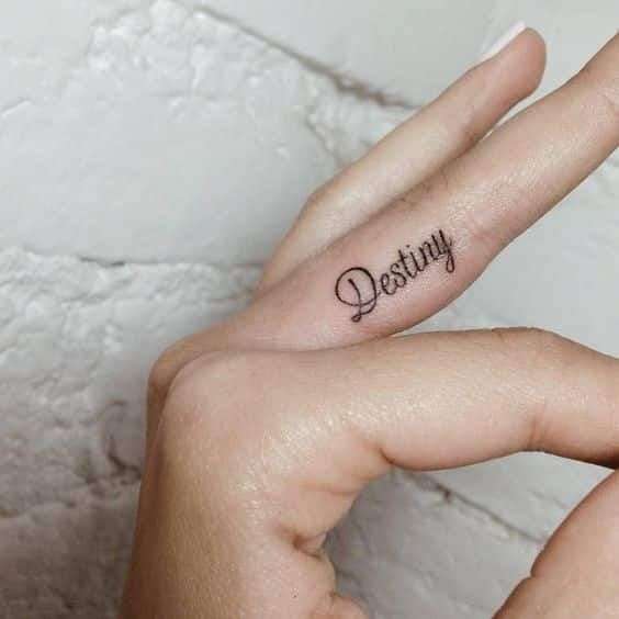 Tatuajes en los dedos: palabra