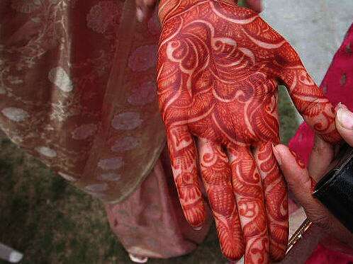 Tatuaje de henna tradicional rojo
