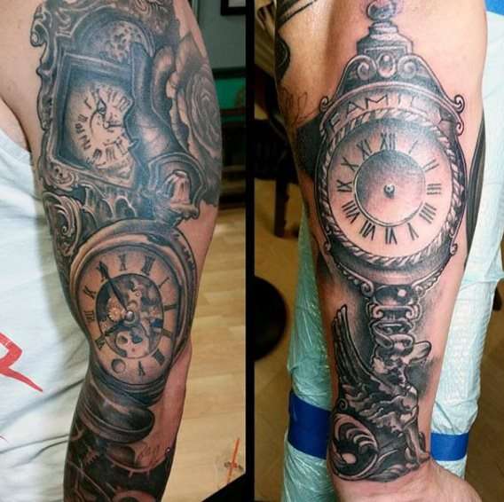 Tatuaje de reloj en blanco y negro