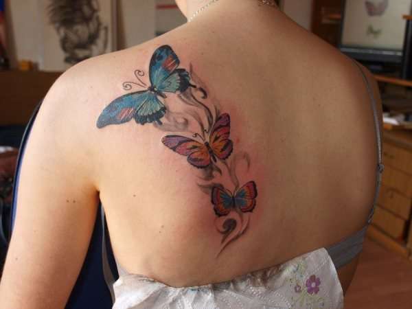 Tatuaje de mariposas en la espalda