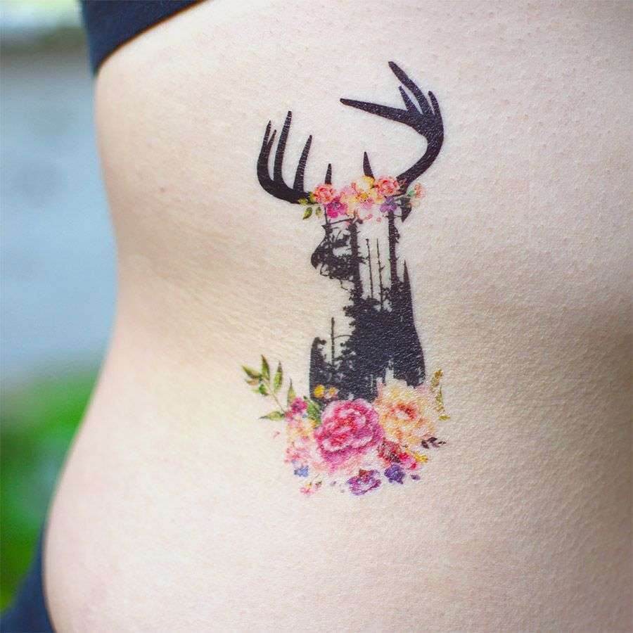 Tatuaje de venado y flores