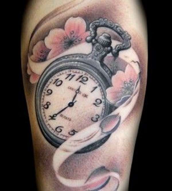Tatuaje de reloj y flores de cerezo