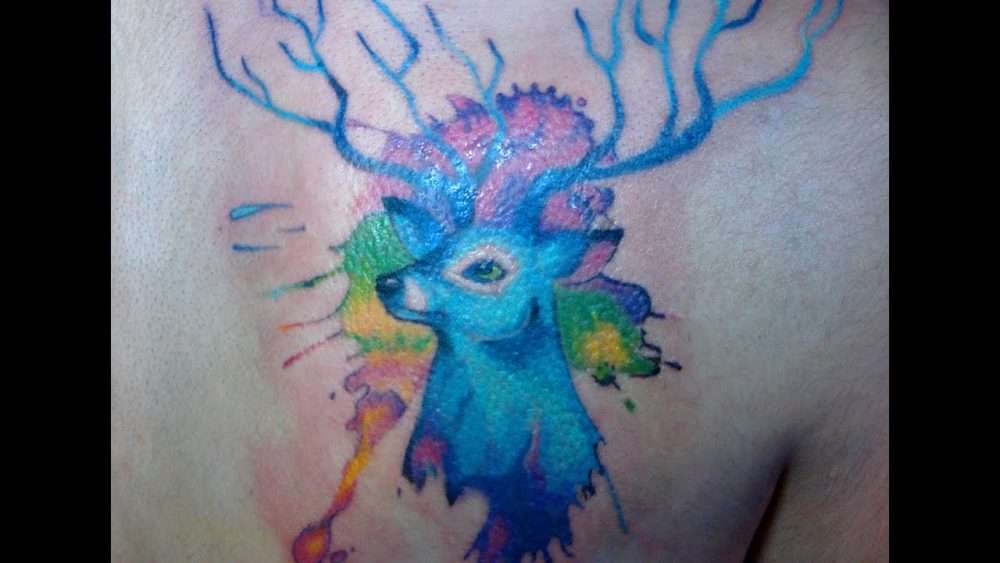 Tatuaje de venado color azul