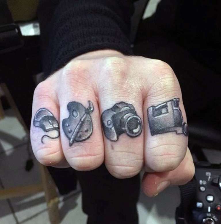 Tatuajes en los dedos: cámaras, paleta, ratón