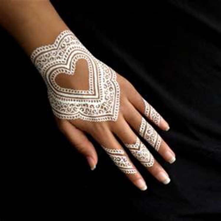 Tatuaje de henna blanco