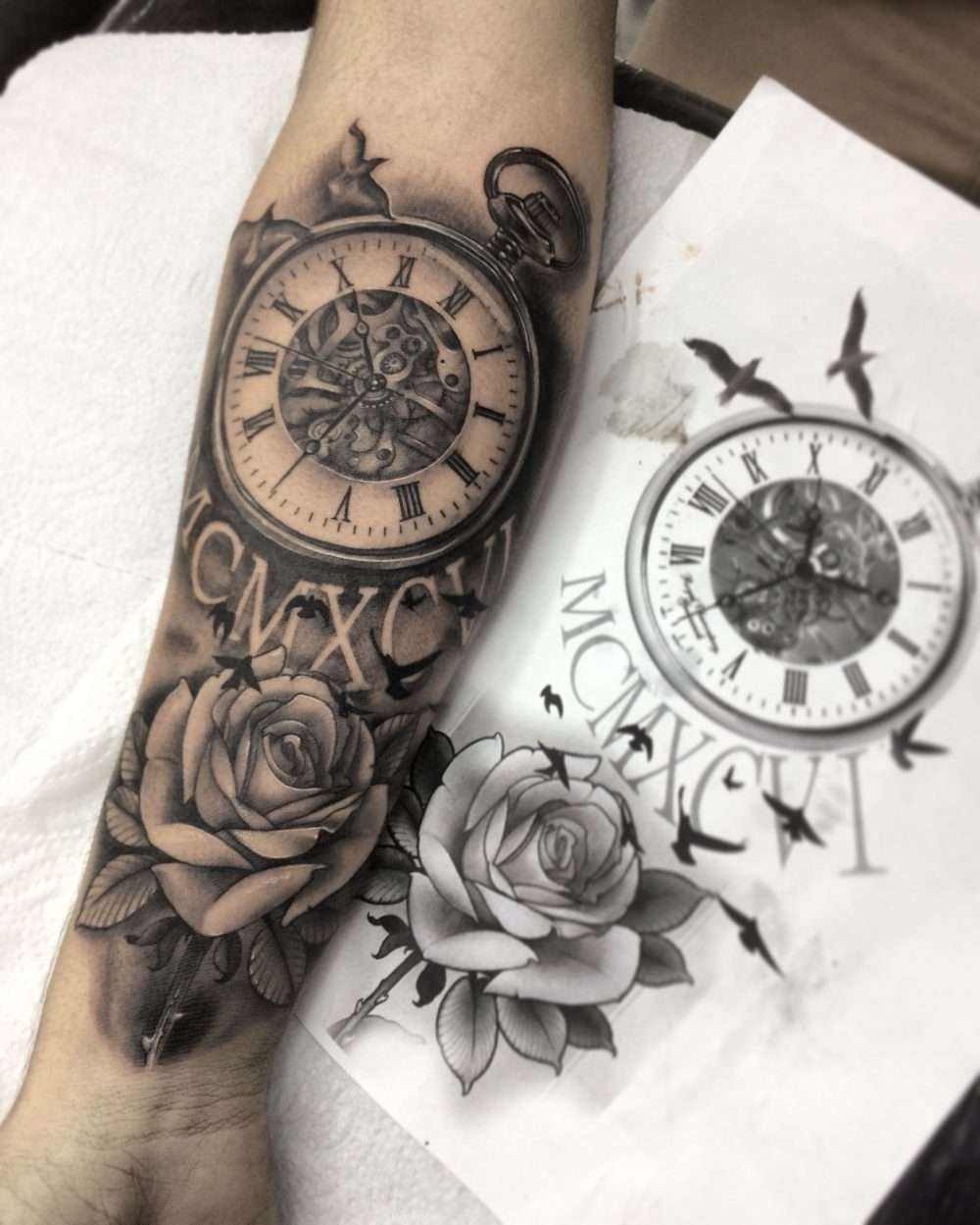 Tatuaje de reloj y rosa