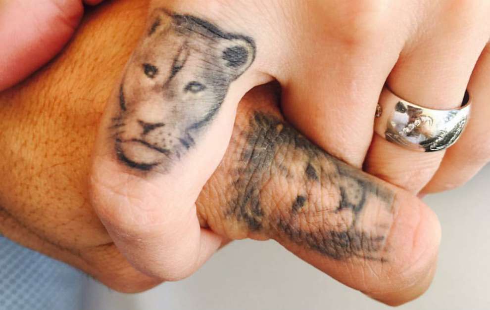 Tatuajes en los dedos: leones en pareja