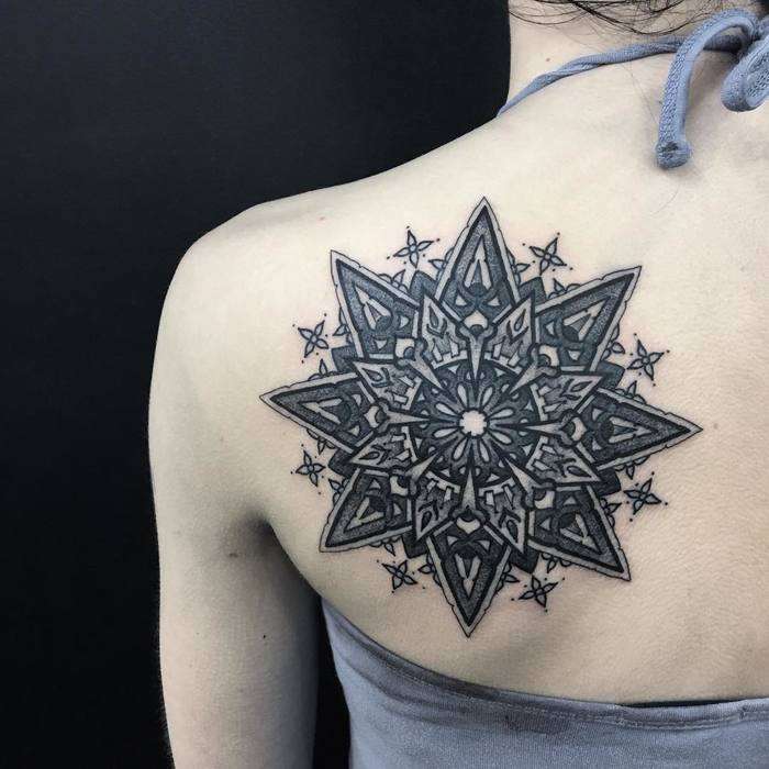 Tatuaje de mandala en el omóplato