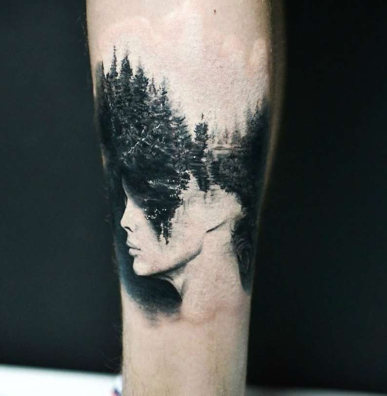Tatuaje de bosque y mujer