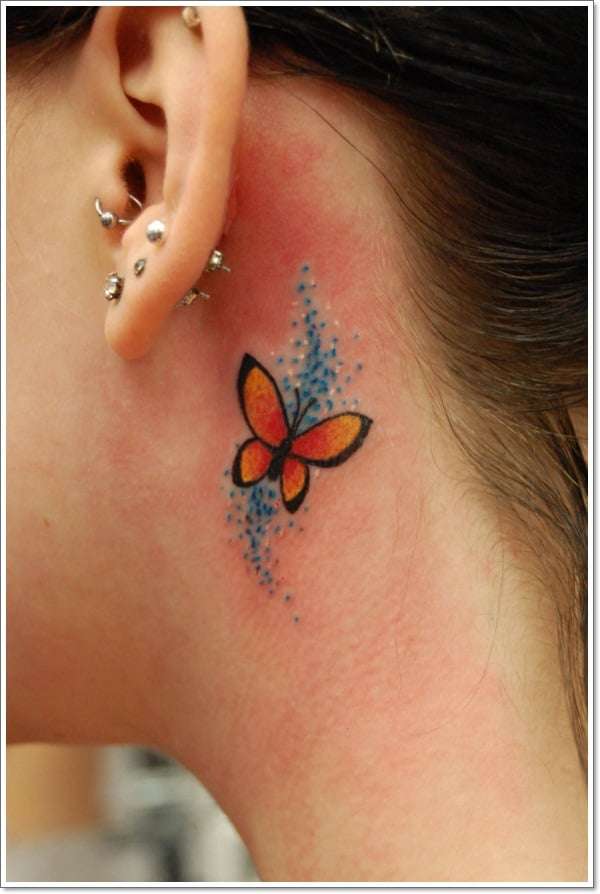 Tatuaje de mariposa detrás de la oreja
