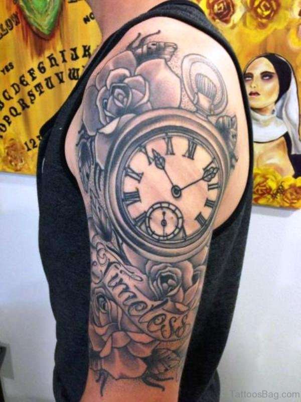 Tatuaje de reloj en el brazo