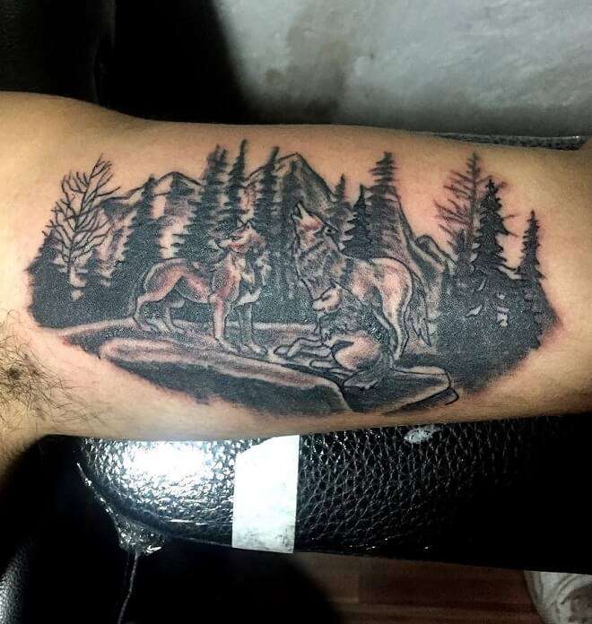 Tatuaje de bosque y lobos