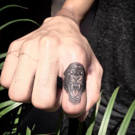 Tatuajes en los dedos: pantera