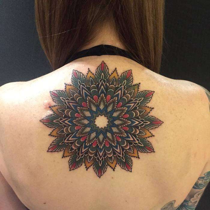 Tatuaje de mandala grande en la espalda