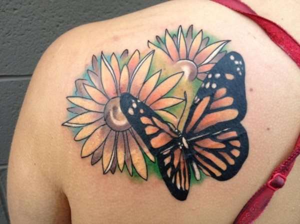 Tatuaje de mariposa y flores