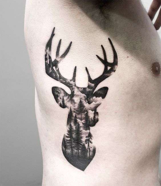 Tatuaje de venado y bosque