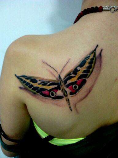 Tatuaje de mariposa volando