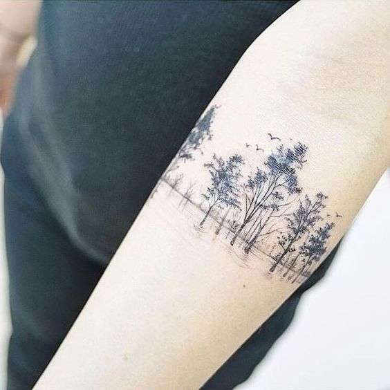 Tatuaje de bosque delicado