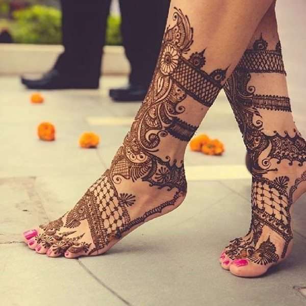Tatuaje de henna tradicional en los pies