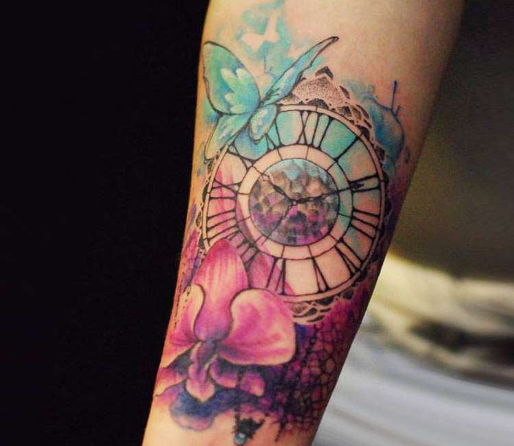 Tatuaje de reloj, mariposa y flor