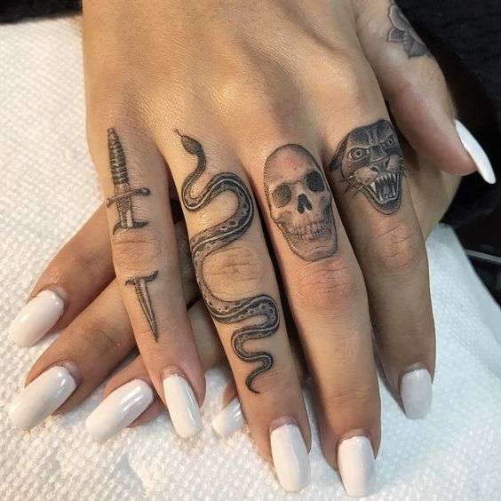 Tatuajes en los dedos: calavera, serpiente, pantera, puñal