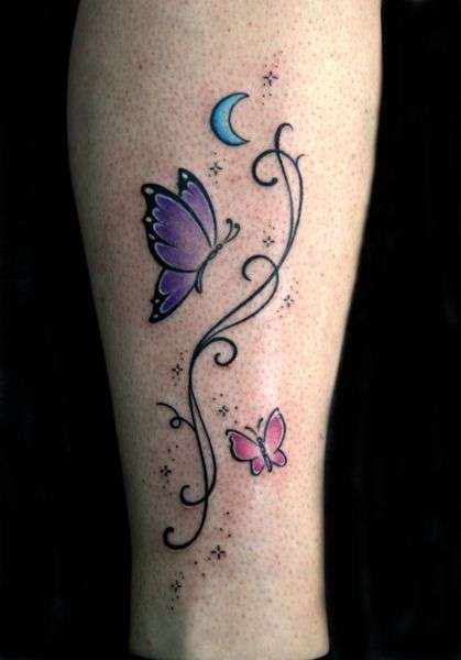 Tatuaje de mariposas y luna