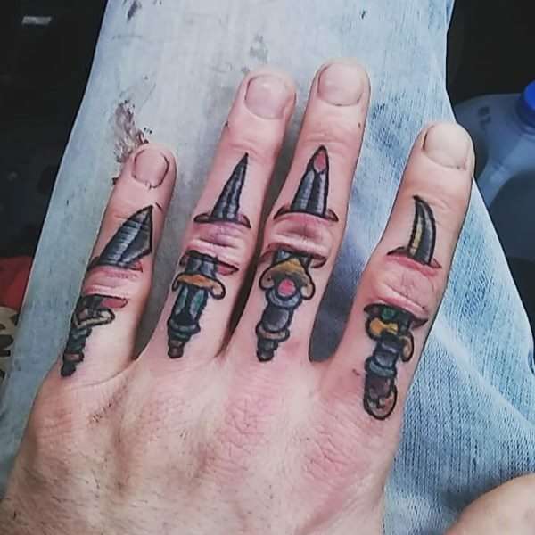 Tatuajes en los dedos: puñales