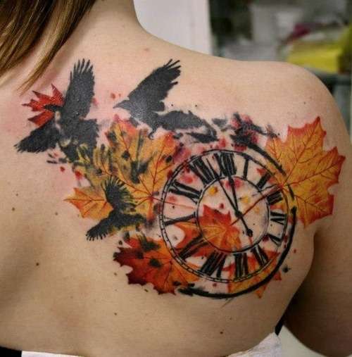 Tatuaje de reloj y hojas de otoño