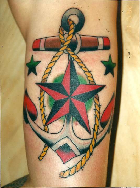 Tatuaje de ancla y estrella náutica