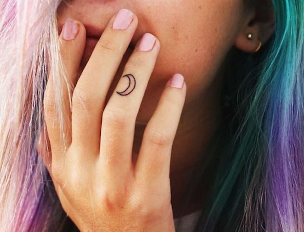 Tatuajes en los dedos: luna