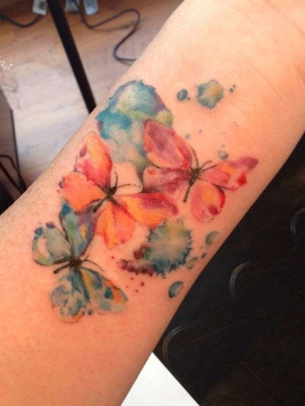 Tatuaje de mariposas en acuarela