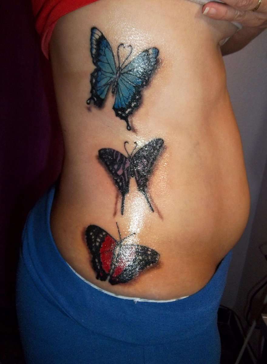 Tatuaje de mariposas en el costado