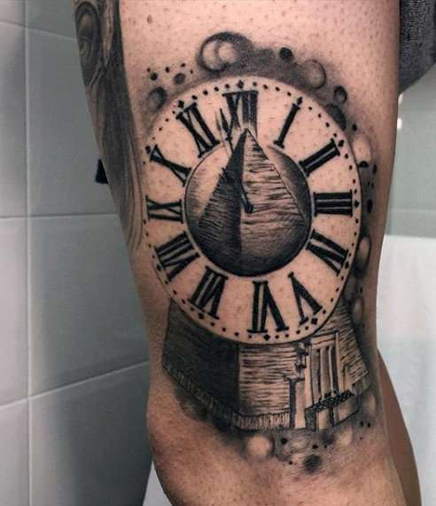 Tatuaje de reloj y pirámide
