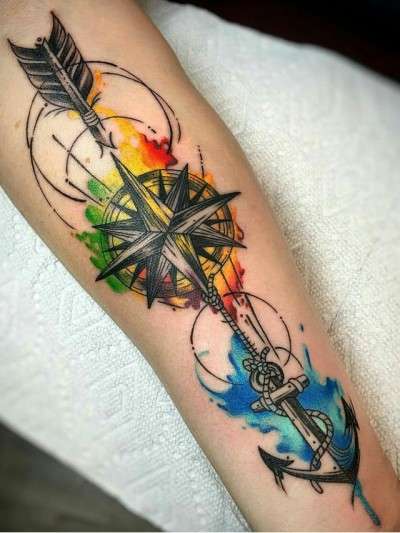 Tatuaje de ancla, flecha y rosa de los vientos