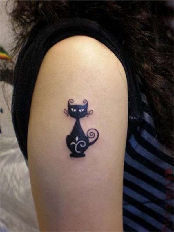 Tatuaje de gato en el brazo
