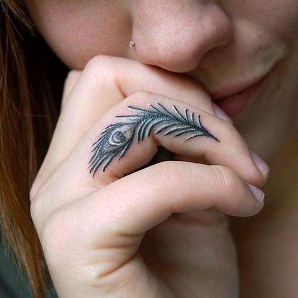 Tatuaje en los dedos: pluma