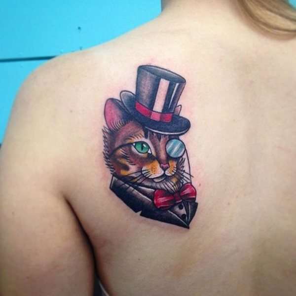 Tatuaje de gato en la espalda