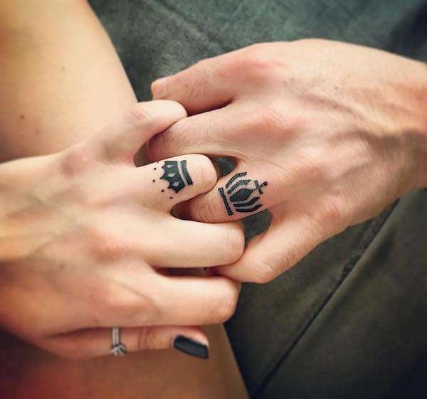 Tatuaje en los dedos: coronas en pareja