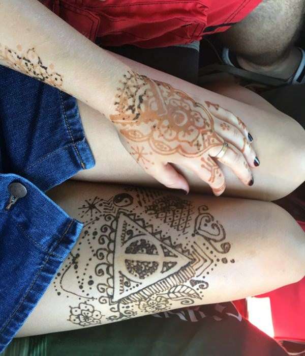 Tatuaje de henna en el muslo