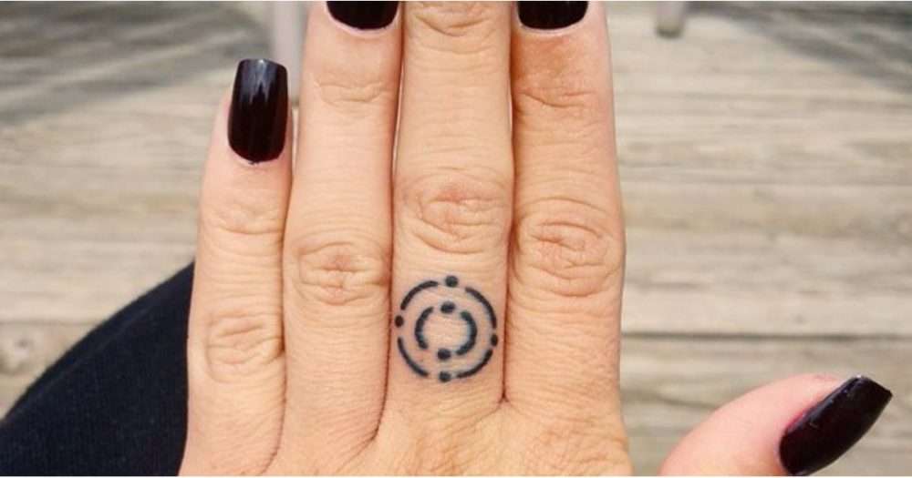 Tatuaje en los dedos: círculos