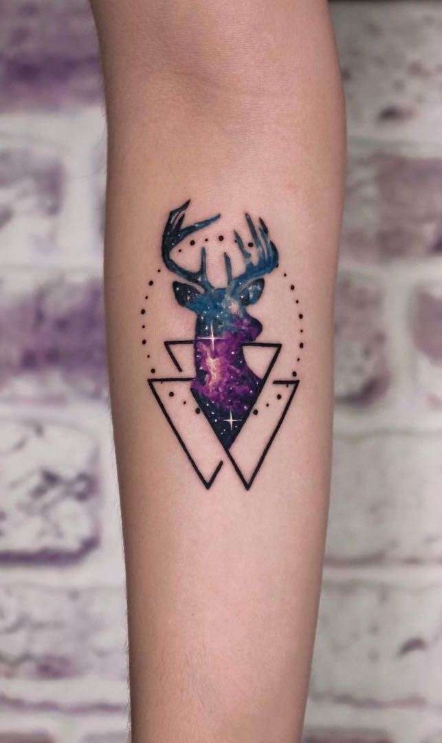 Tatuaje de venado cielo nocturno y triángulos