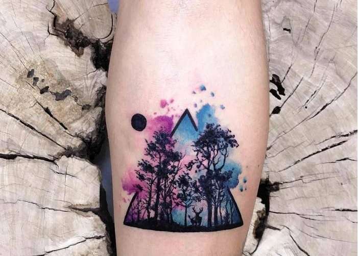 Tatuaje de bosque en triángulo