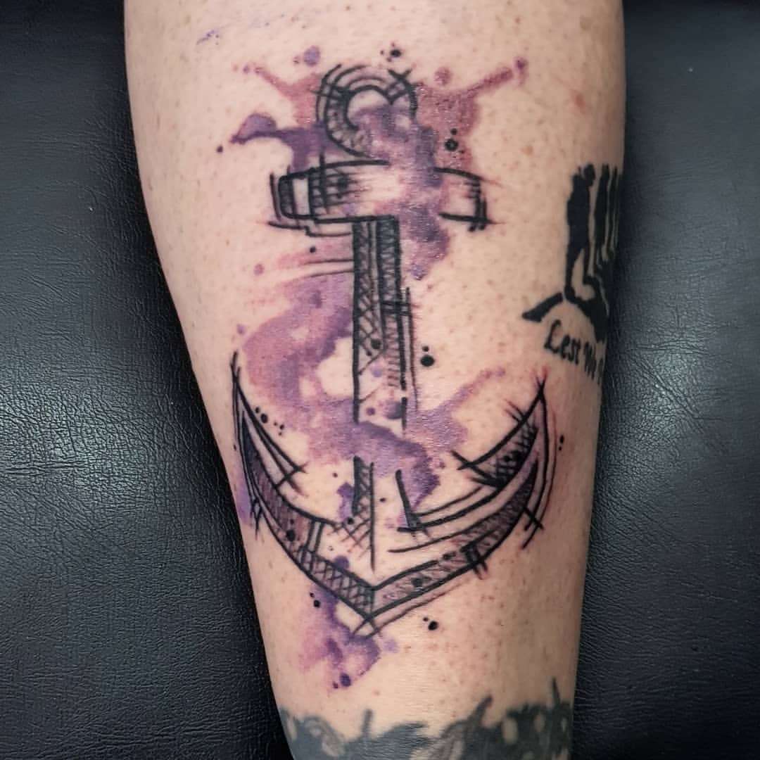 Tatuaje de ancla en negro y violeta
