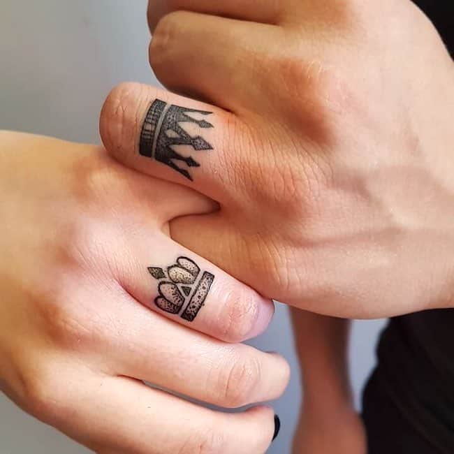 Tatuaje en los dedos: coronas